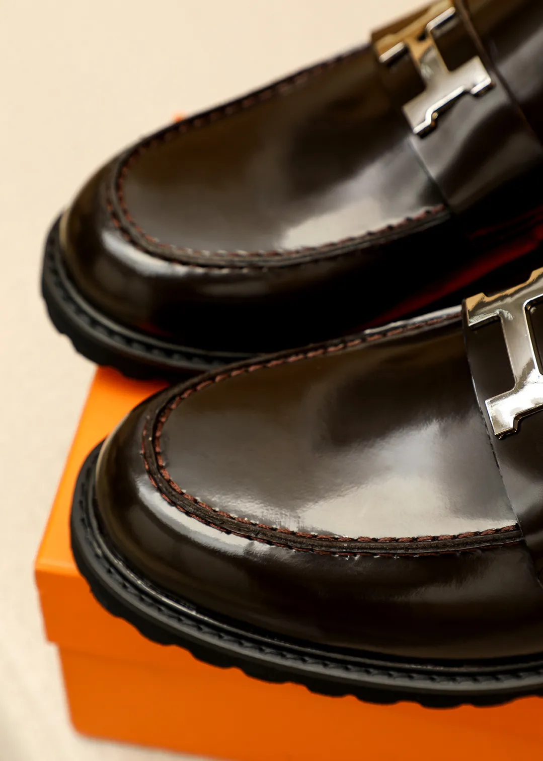 Men's shoes 💰460 💐 Product trademark: HERMES "Hermès" casual leather shoes Regular size: 38-44 (45.46🉑️customized) Product materials: Selected imported first-layer open-edge beaded cowhide leather upper + luxury hardware buckle, imported water-dyed 🐂 cowhide lining. Strong three-dimensional visual effect, original outsole Color: 4⃣️colors available